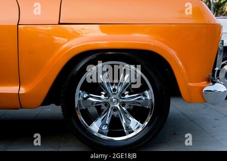 Détail de la roue d'une vieille voiture dans une couleur orange clair. Salvador Bahia Brésil. Banque D'Images