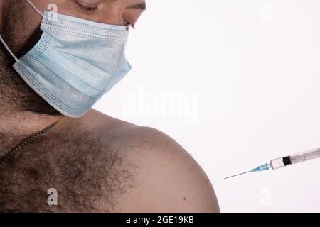 Un médecin en gants médicaux vaccine contre Covid-19, ou la grippe, un patient avec une injection antivirale Banque D'Images