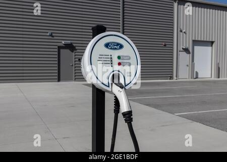 Kokomo - Circa août 2021: Station de charge Ford Electric pour Mustang Mach-E, Fusion Plug-in et F-150 Lightning. Banque D'Images