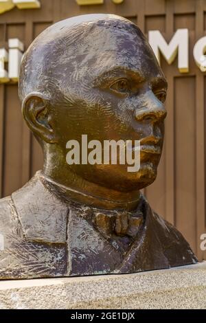 Gros plan du buste de Booker Taliaferro Washington devant le centre des visiteurs du monument national Booker T. Washington à Hardy, Virginie. Banque D'Images