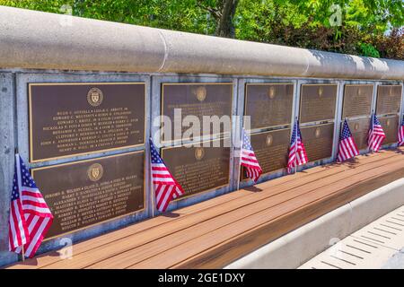 Le mur du souvenir qui dresse la liste des soldats américains tombés sur la place Elmon T. Gray au Monument commémoratif national du débarquement à Bedford, en Virginie. Banque D'Images