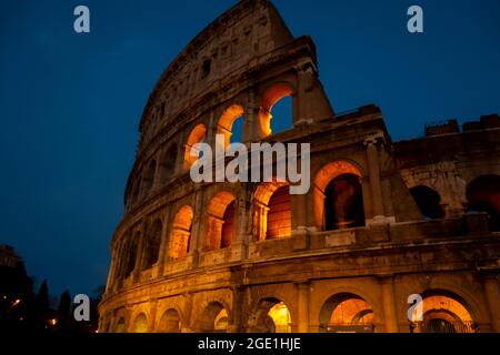 Ancien colisée historique de Rome à la tombée de la nuit ou au lever du soleil Banque D'Images