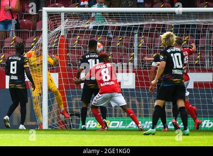 Mayence, Allemagne. 15 août 2021. Le gardien de but de Leipzig, Peter Gulacsi (2e L), ne parvient pas à sauver un but de Moussa Niakhate de Mayence lors de leur match de football allemand de la première division Bundesliga à Mayence (Allemagne), le 15 août 2021. Credit: STR/Xinhua/Alay Live News Banque D'Images