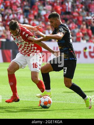 Mayence, Allemagne. 15 août 2021. Stefan Bell (L) de Mayence rivalise avec Andre Silva de Leipzig lors de leur match de football allemand de première division Bundesliga à Mayence, Allemagne, 15 août 2021. Credit: STR/Xinhua/Alay Live News Banque D'Images