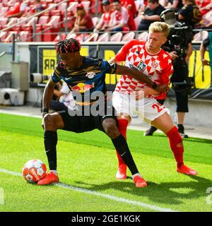 Mayence, Allemagne. 15 août 2021. Jonathan Burkardt (R) de Mayence rivalise avec Mohamed Simakan de Leipzig lors de leur match de football allemand de première division Bundesliga à Mayence, Allemagne, 15 août 2021. Credit: STR/Xinhua/Alay Live News Banque D'Images