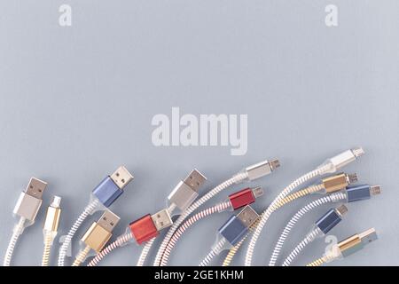 Heap beaucoup de câbles USB (Universal Serial bus) connecteurs fiches norme universelle pour ordinateur différents types de câbles et ports périphériques. Fermer u Banque D'Images
