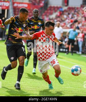 Mayence, Allemagne. 15 août 2021. Paul Nebel (R) de Mayence rivalise avec Tyler Adams de Leipzig lors de leur match de football allemand de première division Bundesliga à Mayence, Allemagne, 15 août 2021. Credit: STR/Xinhua/Alay Live News Banque D'Images