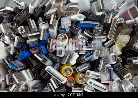 Heap beaucoup de câbles USB (Universal Serial bus) connecteurs fiches norme universelle pour ordinateur différents types de câbles et ports périphériques. Fermer u Banque D'Images