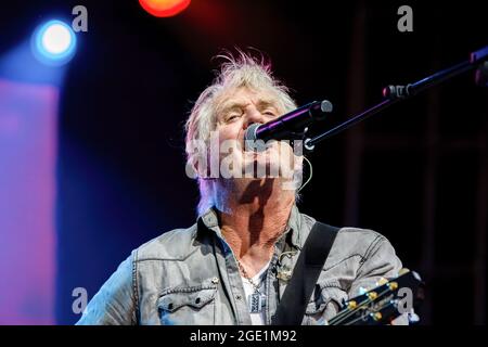 Edmonton, Canada. 14 août 2021. Tom Cochrane se produit au Edmonton Rock Fest avec Red Rider dans le cadre de la série Together Again Outdoor Festival au Northlands Exhibition Grounds à Edmonton. Ensemble encore YEG Festival est une série de concerts pendant les mois d'août et de septembre à Edmonton. Crédit : SOPA Images Limited/Alamy Live News Banque D'Images