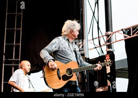 Edmonton, Canada. 14 août 2021. Tom Cochrane se produit au Edmonton Rock Fest avec Red Rider dans le cadre de la série Together Again Outdoor Festival au Northlands Exhibition Grounds à Edmonton. Ensemble encore YEG Festival est une série de concerts pendant les mois d'août et de septembre à Edmonton. Crédit : SOPA Images Limited/Alamy Live News Banque D'Images