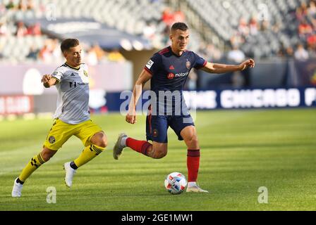 15 août 2021: Le défenseur des pompiers de Chicago Boris Sekulic (2) dribbling le ballon devant l'équipage de Columbus avance Pedro Santos (7) au Soldier Field à Chicago, Illinois. Dean Reid/CSM. Banque D'Images