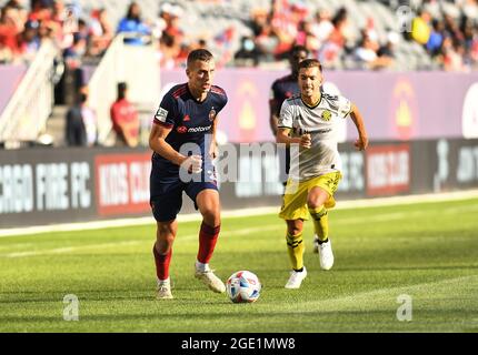 15 août 2021: Le défenseur des pompiers de Chicago Boris Sekulic (2) dribbling le ballon devant l'équipage de Columbus avance Pedro Santos (7) au Soldier Field à Chicago, Illinois. Dean Reid/CSM. Banque D'Images