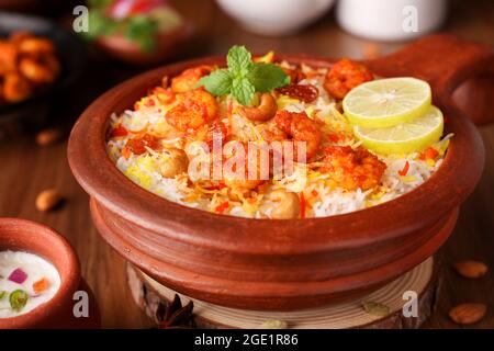 Crevettes ou crevettes biryani, poisson biryani. Epicé et délicieux Malabar biryani ou Hydrabadi biryani, Dum Biriyani, riz pulao basmati, herbes, raitha eid Banque D'Images