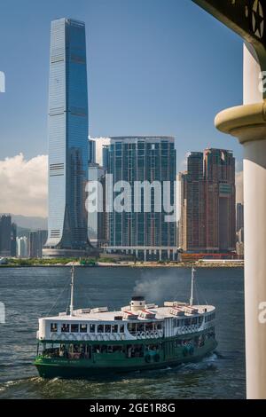 Le « Méridien Star », l'une des flottes de Star Ferry, quitte Central Ferry Pier 7 sur l'île de Hong Kong pour traverser le port de Victoria jusqu'à Kowloon Banque D'Images