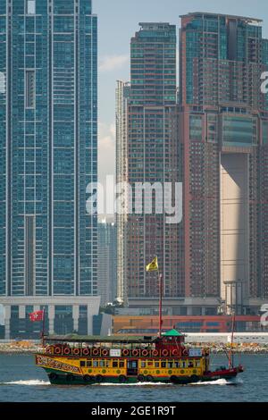 Le « Wing on Travel » (anciennement « Noble House »), un bateau en bois de style chinois, transporte les touristes lors d'une croisière d'agrément dans le port de Victoria, à Hong Kong Banque D'Images