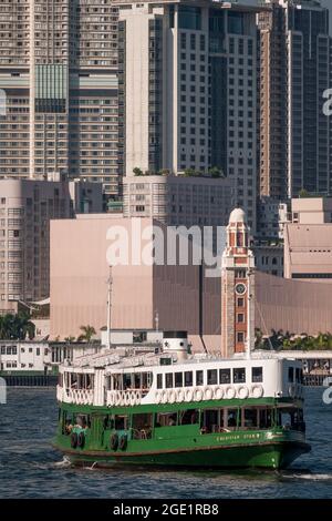 Le « Meridian Star », l'une des flottes de Star Ferry, traverse le port de Victoria jusqu'à Tsim Sha Tsui, Kowloon, depuis le centre de l'île de Hong Kong Banque D'Images