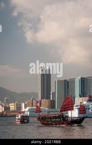 Le 'Aqua Luna', une jonque chinoise construite en 2006, transporte les touristes lors d'une croisière de plaisir dans le port de Victoria, à Hong Kong Banque D'Images