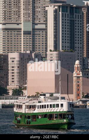 Le « Meridian Star », l'une des flottes de Star Ferry, traverse le port de Victoria jusqu'à Tsim Sha Tsui, Kowloon, depuis le centre de l'île de Hong Kong Banque D'Images