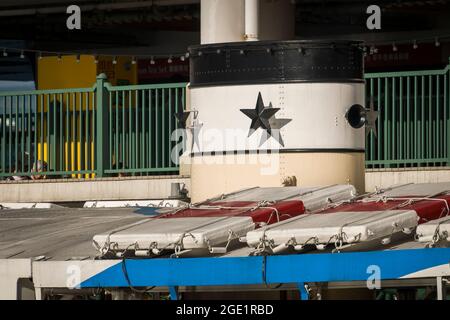 Détail de l'entonnoir du « Night Star », l'une des flottes de Star Ferry amarrées à l'embarcadère Central Ferry Pier 7 sur l'île de Hong Kong Banque D'Images