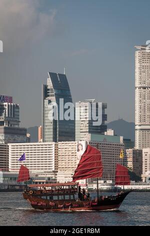 Le 'Aqua Luna', une jonque chinoise construite en 2006, transporte les touristes lors d'une croisière de plaisir dans le port de Victoria, à Hong Kong Banque D'Images