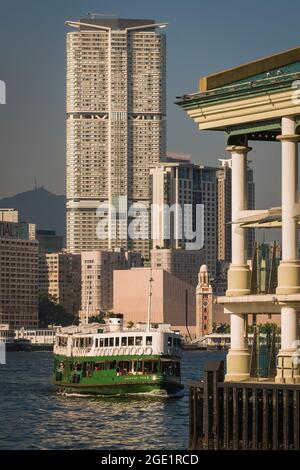 Le « Méridien Star », l'une des flottes de Star Ferry, s'approche de Central Ferry Pier 7 sur l'île de Hong Kong, après avoir traversé le port de Victoria Banque D'Images