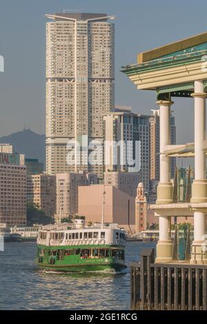 Le « Méridien Star », l'une des flottes de Star Ferry, s'approche de Central Ferry Pier 7 sur l'île de Hong Kong, après avoir traversé le port Victoria, look rétro des années 60 Banque D'Images