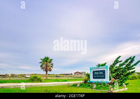 L'entrée de la plage publique de Dauphin Island est illustrée, le 12 août 2021, à Dauphin Island, Alabama. Banque D'Images