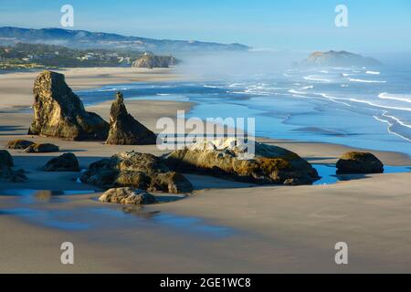 Vue sur la plage vers le sud jusqu'à Haystack Rock, Bandon State Park - face Rock Viewpoint, Bandon, Oregon Banque D'Images