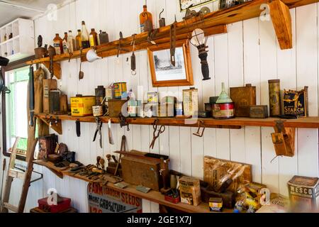 Collection de moules, de bouteilles et d'outils ole au Caboolture Historical Village Qeensland Australie. Banque D'Images