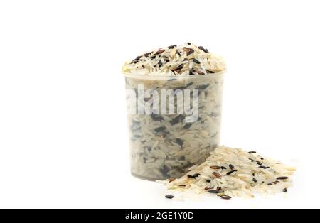 Trois types de riz dans une tasse de mesure de riz en plastique, le riz à petit tas est d'ailleurs, l'image sur fond blanc, vue de face, image de gros plan de RI mixte Banque D'Images