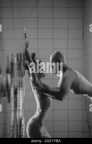 portrait sous l'eau de l'atlethique, la danse sportive et faisant le yoga asanas couple (homme et femme) sous l'eau dans la piscine Banque D'Images