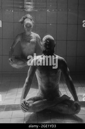 portrait sous l'eau de l'atlethique, la danse sportive et faisant le yoga asanas couple (homme et femme) sous l'eau dans la piscine Banque D'Images