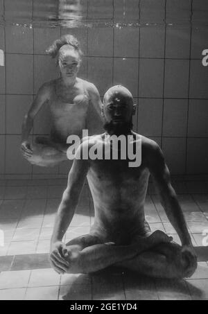 portrait sous l'eau de l'atlethique, la danse sportive et faisant le yoga asanas couple (homme et femme) sous l'eau dans la piscine Banque D'Images