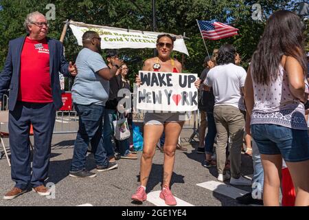 New York, États-Unis. 15 août 2021. Une femme porte un panneau qui dit que wake up New York à un rassemblement républicain contre les mandats de vaccin COVID à l'extérieur de Gracie Mansion à New York.NYC le mandat de vaccin commence le lundi 16 août; Une preuve de vaccination contre le coronavirus (COVID-19) sera requise pour se rendre dans les restaurants intérieurs, les salles de gym et les lieux de divertissement, avec l'application du mandat de commencer le 13 septembre. Crédit : SOPA Images Limited/Alamy Live News Banque D'Images