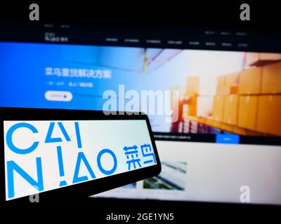 Smartphone avec le logo de la société Cainiao Smart Logistics Network Limited à l'écran devant le site Web. Mise au point au centre-gauche de l'écran du téléphone. Banque D'Images