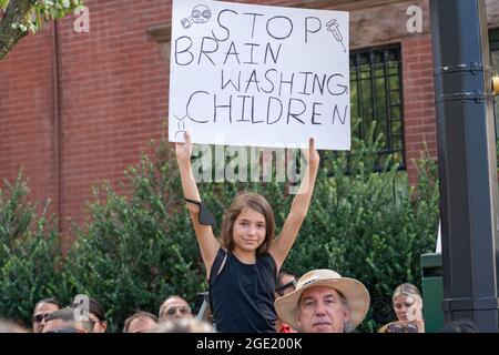 New York, États-Unis. 15 août 2021. Une jeune fille porte un signe qui dit arrêter de laver les enfants au cerveau lors d'un rassemblement républicain contre les mandats de vaccin COVID à l'extérieur de Gracie Mansion à New York.NYC le mandat de vaccin commence le lundi 16 août; Une preuve de vaccination contre le coronavirus (COVID-19) sera requise pour se rendre dans les restaurants intérieurs, les salles de gym et les lieux de divertissement, avec l'application du mandat de commencer le 13 septembre. (Photo par Ron Adar/SOPA Images/Sipa USA) crédit: SIPA USA/Alay Live News Banque D'Images