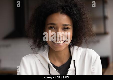 Portrait de tête belle jeune femme africaine pose à l'intérieur Banque D'Images