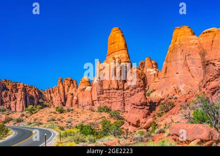 Highway Painted Desert coloré Yellow Grass Lands Orange grès Rouge four Arches National Park Moab Utah USA Southwest. Banque D'Images