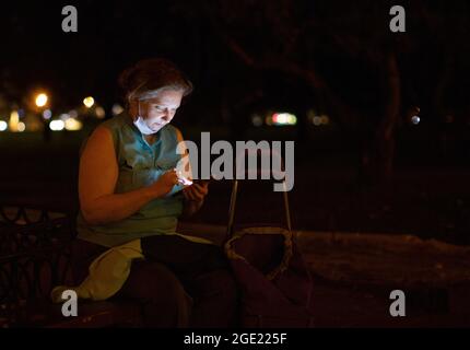 Femme vérifiant le mobile Banque D'Images