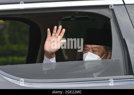 Kuala Lumpur, Malaisie. 16 août 2021. Muhyiddin Yassin, Premier ministre malaisien, se déporte alors qu'il arrive au Palais national de Kuala Lumpur, en Malaisie, le 16 août 2021. Le cabinet malaisien dirigé par le Premier ministre Muhyiddin Yassin a présenté sa démission au roi Sultan Abdullah Sultan Ahmad Shah, a déclaré lundi un ministre. Credit: Chong Voon Chung/Xinhua/Alay Live News Banque D'Images