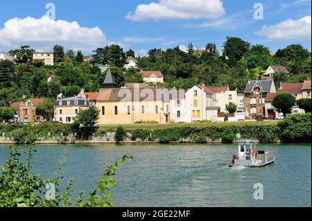 FRANCE, VAL-D'OISE (95) LA FRETTE-SUR-SEINE, VÉLO ÉLECTRIQUE DANS LA FORÊT ET SUR LES RIVES DE LA SEINE, FERRY Banque D'Images