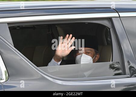 Kuala Lumpur, Malaisie. 16 août 2021. Muhyiddin Yassin, Premier ministre malaisien, se déporte alors qu'il arrive au Palais national de Kuala Lumpur, en Malaisie, le 16 août 2021. Le cabinet malaisien dirigé par le Premier ministre Muhyiddin Yassin a présenté sa démission au roi Sultan Abdullah Sultan Ahmad Shah, a déclaré lundi un ministre. Credit: Chong Voon Chung/Xinhua/Alay Live News Banque D'Images