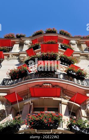 FRANCE, PARIS (75) 8ÈME ARRONDISSEMENT, AVENUE MONTAIGNE, HOTEL PLAZA ATHENEE Banque D'Images