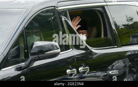 Kuala Lumpur, Kuala Lumpur, Malaisie. 16 août 2021. Muhyiddin Yassin, Premier ministre malaisien, a fait des signes auprès des médias à son arrivée au Palais national pour rencontrer le roi. (Credit image: © Kepy/ZUMA Press Wire) Credit: ZUMA Press, Inc./Alamy Live News Banque D'Images