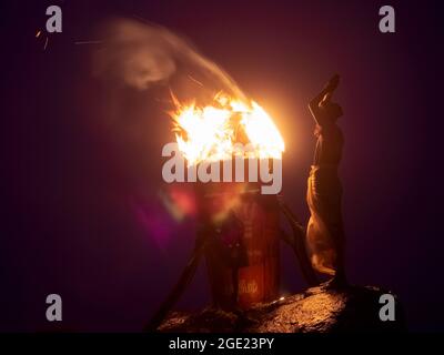 Festival Kardigay Dipam sur le mont Arunachala. Nuit. Un homme prie debout devant un feu sacré Banque D'Images