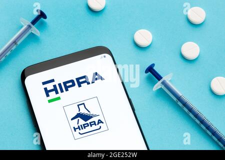 Galice, Espagne; 8 juin 2020 : logo HIPRA sur écran de smartphone sur fond bleu. Société pharmaceutique espagnole Banque D'Images