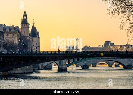 Paris, France - 1er mars 2021 : magnifique coucher de soleil sur les bords de Seine avec monument de la conciergerie en arrière-plan à Paris Banque D'Images