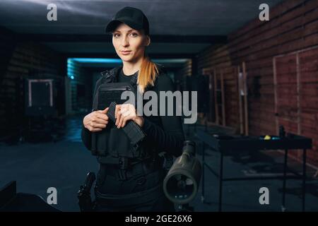 Tireur dans un gilet à l'épreuve des balles et une casquette à l'avance Banque D'Images