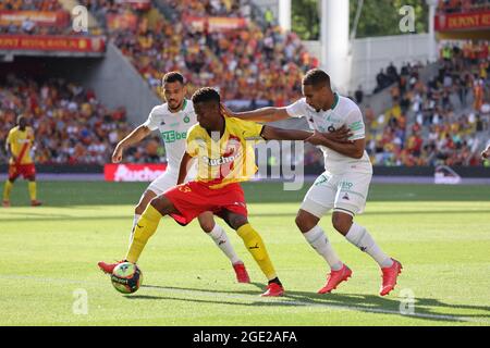 Duel Simon Banza 23 Lens et Yvann Macon 27 Saint-Etienne lors du championnat français Ligue 1 match de football entre RC Lens et COMME Saint-Etienne le 15 août 2021 au stade Bolaert-Delelis à Lens, France - photo Laurent Sanson / LS Medianord / DPPI Banque D'Images