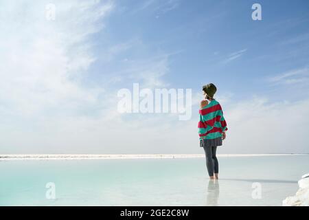 femme asiatique debout dans l'eau d'un lac salé regardant la vue Banque D'Images